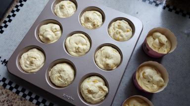 15.把蛋糕糊挤在模具中，八分满即可。