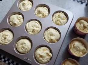 15.把蛋糕糊挤在模具中，八分满即可。