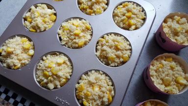 16.室温放置20分钟后，把酥顶撒在蛋糕糊上。