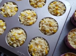 16.室温放置20分钟后，把酥顶撒在蛋糕糊上。