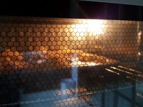 17.放入预热好的烤箱中，上下火170度，烤30分钟。