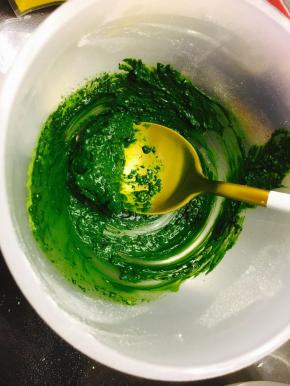 抹茶粉用热水搅拌至无颗粒，呈膏状。