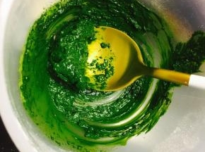 抹茶粉用热水搅拌至无颗粒，呈膏状。