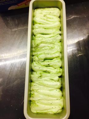 将混合好的黄油糊装入裱花带。挤入模具中。烤箱180度，烘烤40分钟。可于20分钟时，在蛋糕中间位置刮口。若希望蛋糕自然开裂，则需要在黄油糊置于模具中时，保持两头高，中间低即可。糖浆：50水10糖，煮沸，晾凉备用。