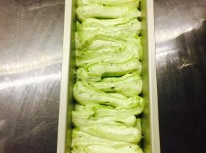 将混合好的黄油糊装入裱花带。挤入模具中。烤箱180度，烘烤40分钟。可于20分钟时，在蛋糕中间位置刮口。若希望蛋糕自然开裂，则需要在黄油糊置于模具中时，保持两头高，中间低即可。糖浆：50水10糖，煮沸，晾凉备用。