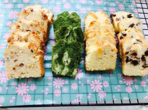 如果你想抹茶色线条再细些，可以减少抹茶黄油糊的比例。出炉后，马上脱模至于冷却架上，刷糖浆。糖浆大胆的刷，上下左右都要刷。袋蛋糕温热，包裹保鲜膜放入冰箱冷藏。