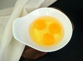 鸡蛋加料酒打匀