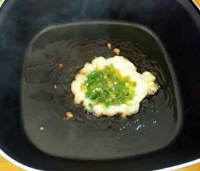 把拌匀的液体倒入