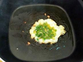 把拌匀的液体倒入