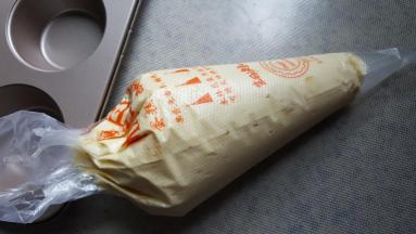 14.将蛋糕糊放入裱花袋中，这样比较方便挤入模具中。