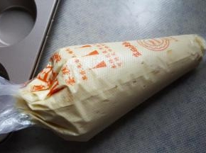 14.将蛋糕糊放入裱花袋中，这样比较方便挤入模具中。