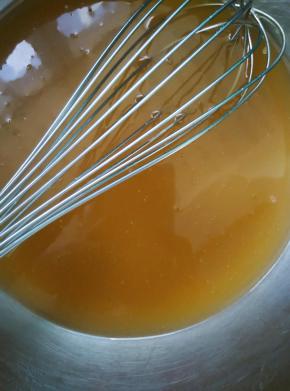 称量好转化糖浆，枧水，油用手动打蛋器搅拌均匀，一定要乳化好