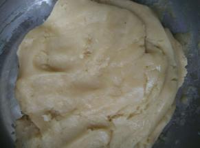 用刮刀搅拌均匀