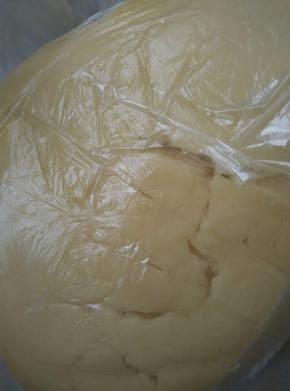 搅拌均匀的面团用保鲜袋装起来，松弛1个小时