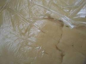 搅拌均匀的面团用保鲜袋装起来，松弛1个小时