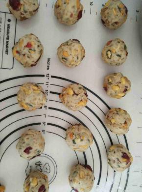 把五仁馅平均分成7份，一个35克左右