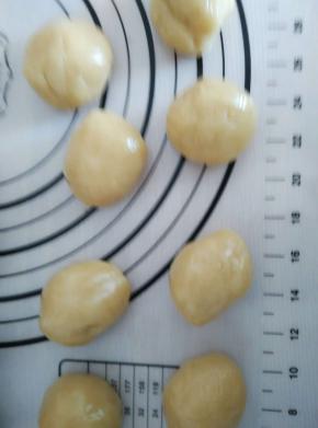 把松弛好的面团平均分成7份，一份大概40克左右