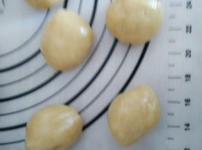 把松弛好的面团平均分成7份，一份大概40克左右