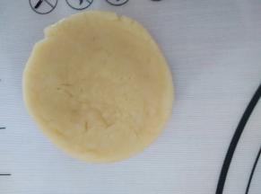 取其中一个面团轻轻按扁，把馅放在上面