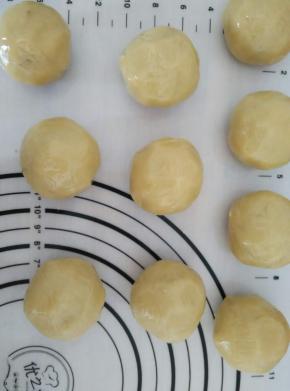 依次做好所有的月饼胚