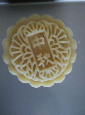 取其中一个，模具四周轻轻抹点干面粉放入内，压出花型