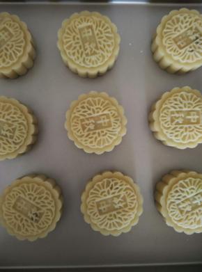 依次做好后放入烤盘里，表面喷上一层清水