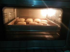 烤箱提前预热200度，放入烤箱烤5分钟定型，取出晾凉，温度调到175度，月饼刷蛋液，送入烤箱烤20分钟