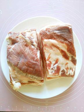 带皮猪五花肉洗干净备用