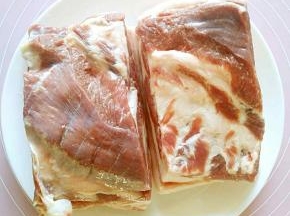 带皮猪五花肉洗干净备用