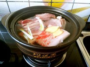 汉风煲中加水没过肉块