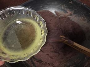 然后加入油，不要一次加入，分少量多次加入，刚好家里的红豆剩下375g，所以这里我配了100ml的油和200g的白砂糖，个人感觉不甜不腻，份量适中