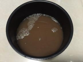 然后将泡发好的红豆放入高压锅里，加入红豆一样的清水