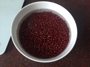 红豆洗净后用清水泡发过夜