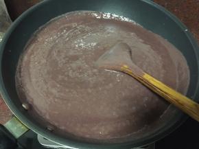 再倒入不粘锅里拌炒