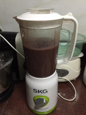 然后将煮好的红豆放入搅拌机里搅拌细腻