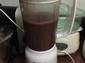 然后将煮好的红豆放入搅拌机里搅拌细腻