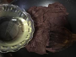 等红豆将油吸收了，再倒入少许油继续翻炒