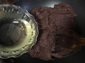 等红豆将油吸收了，再倒入少许油继续翻炒