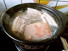 开锅之后撇去浮沫继续盖上盖子煮