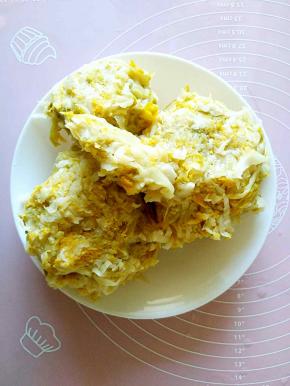 烀肉的时候把酸菜洗干净，挤去水分备用。