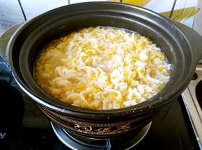 把熟肉捞出，再把酸菜放在烀肉的汤中。
