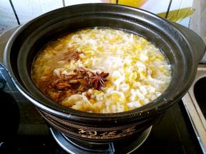 加入大料粒，花椒粉，盐和适量的酱油。