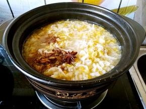 加入大料粒，花椒粉，盐和适量的酱油。