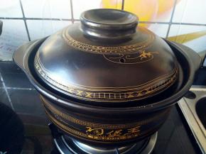 盖上盖子中火煮一个小时