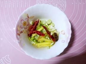 准备葱姜蒜，辣椒和大料粒。