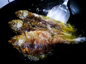 一面煎至金黄色后翻面煎另一面。