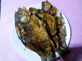 全部煎好（我是分两次煎的，一次煎三条鱼）之后把鱼盛出来。