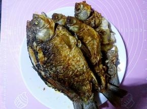 全部煎好（我是分两次煎的，一次煎三条鱼）之后把鱼盛出来。