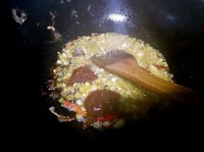 加入料酒老抽生抽米醋和郫县豆瓣酱香辣酱稍炒一下，炒出香味儿。