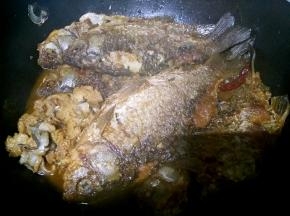 中火烧至汤汁变少变浓，加入少许味精。